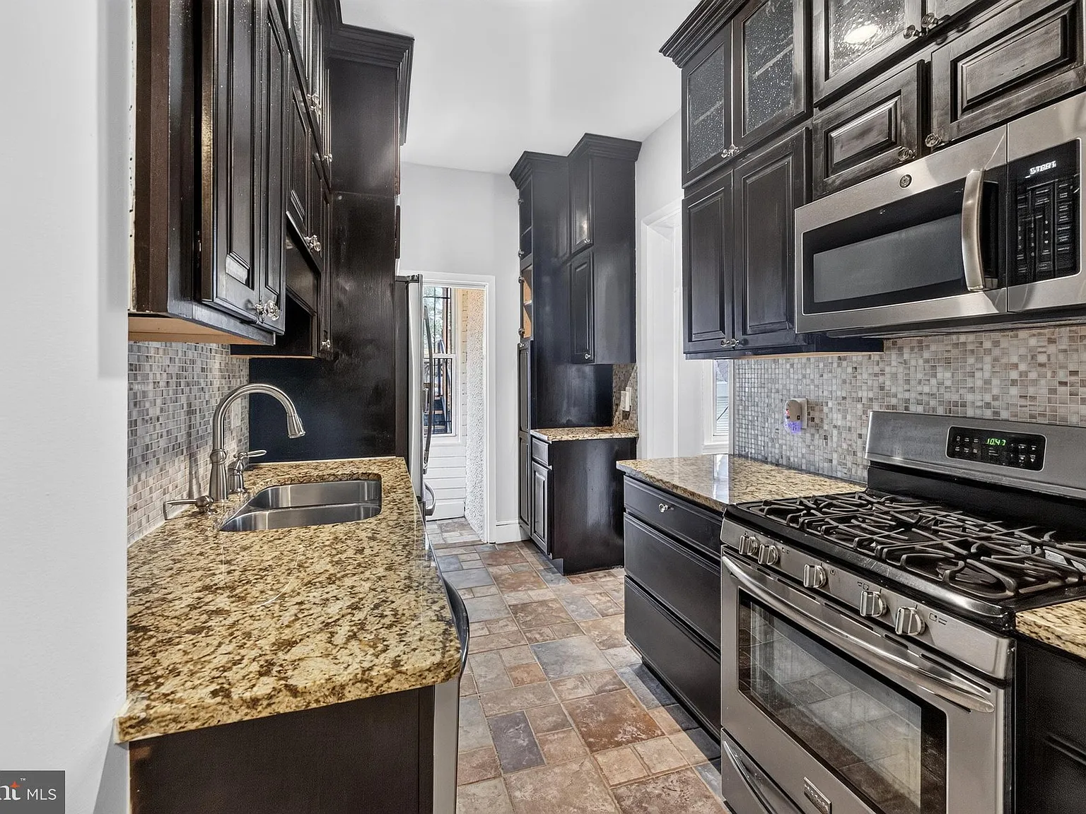 3 bed, 3.0 bath, 2643 sqft, $5,450 — Photo 3