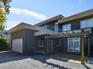 15728 Buena Vista Ave, White Rock, BC V4B 1Z7