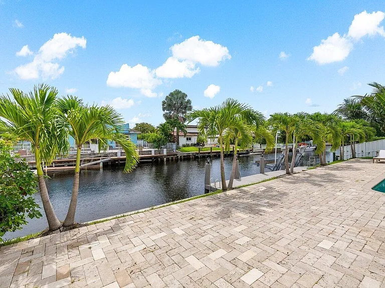 1366 SW 4th Ct — Photo 43