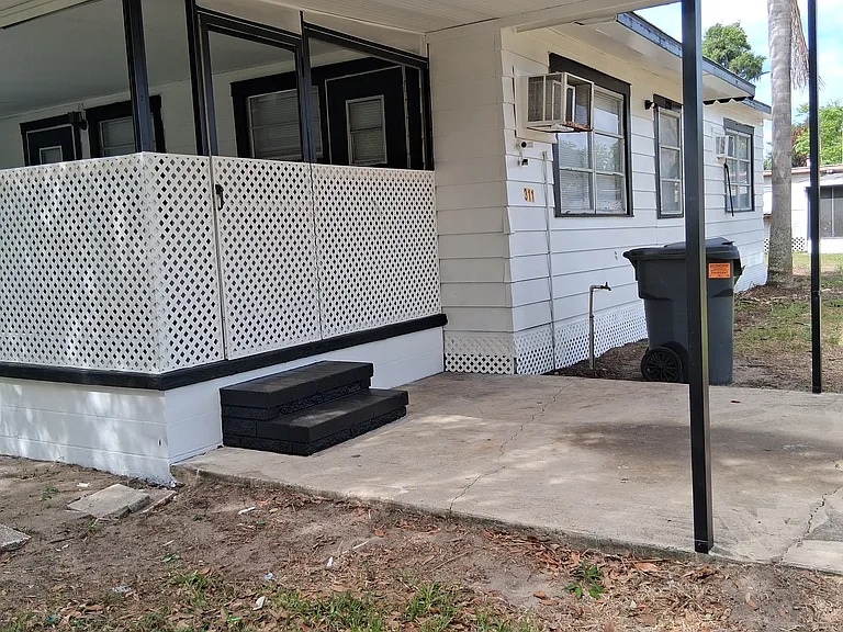 311 Bartow Rd S — Photo 2