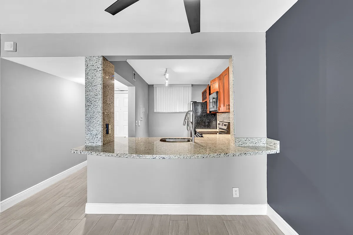 Building Photo - 109 Lake Emerald Dr #108