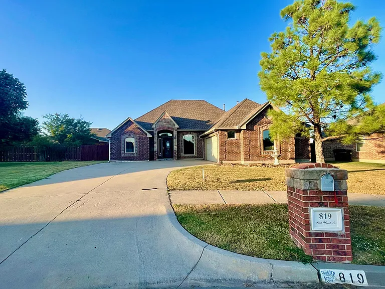 819 Rickwood Cir — Photo 1