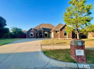 819 Rickwood Cir, Moore, OK 73160