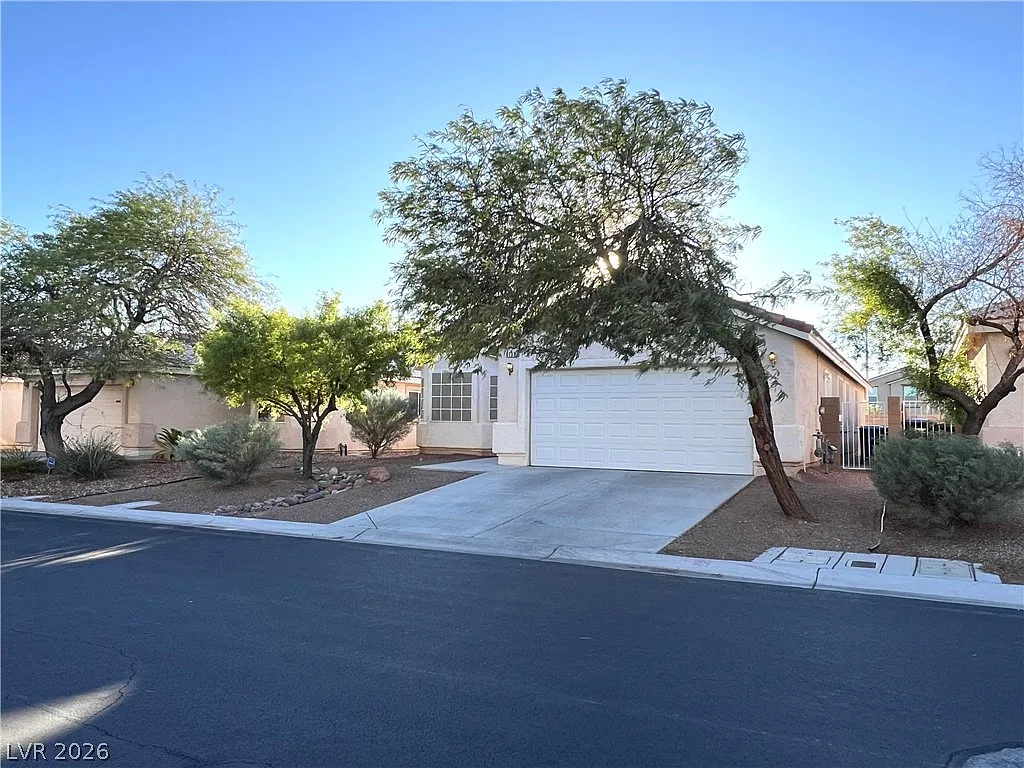 4 bed, 2.0 bath, 1608 sqft, $1,900 — Photo 2
