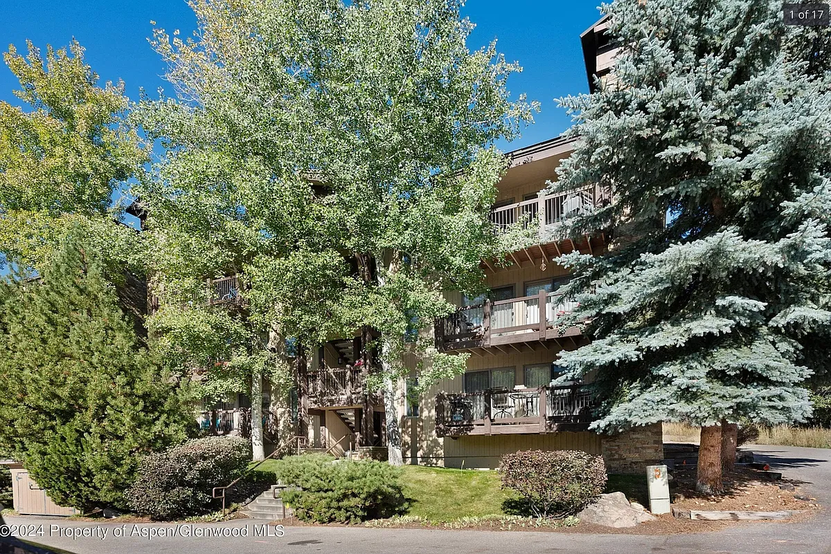Top Floor Balcony - Building 24 EF - 35 Upper Woodbridge Rd