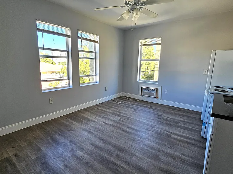 1142 SW 4th St #15 — Photo 6
