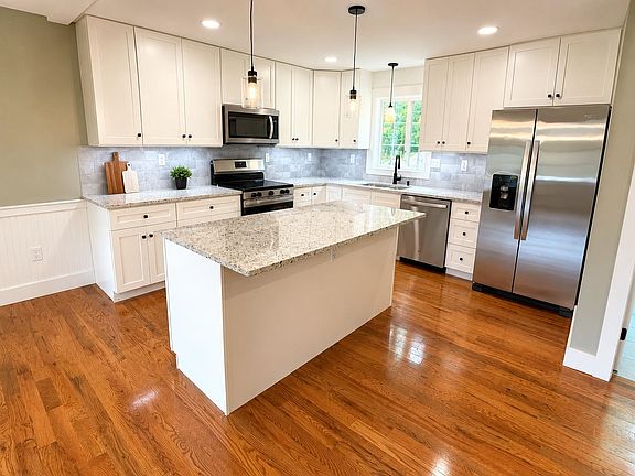 3rd image of 137 Lakeside Drive