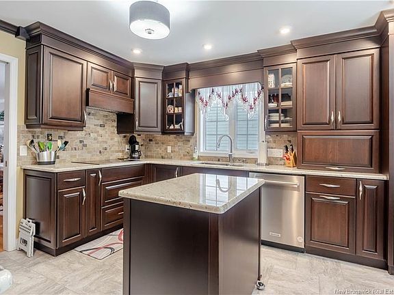 5th image of 32 Barbara Ct