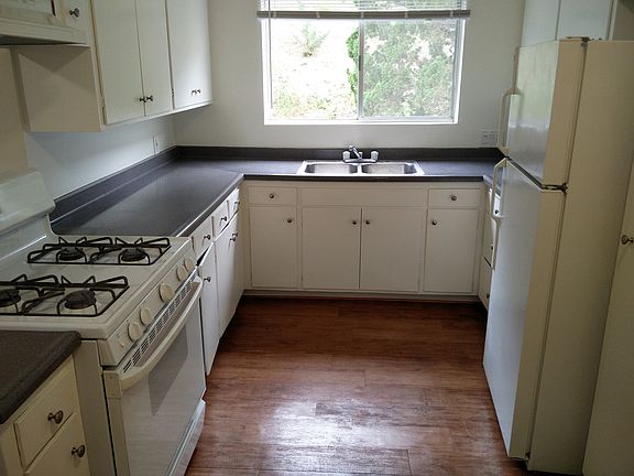 4th image of 207 Deerpath Ln