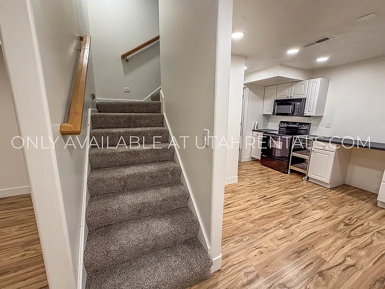 960 N Eastview Dr — Photo 37