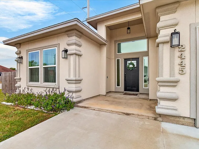 2445 Manuel Ln — Photo 3