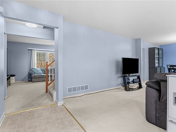 4th image of 1012 Woodridge Dr