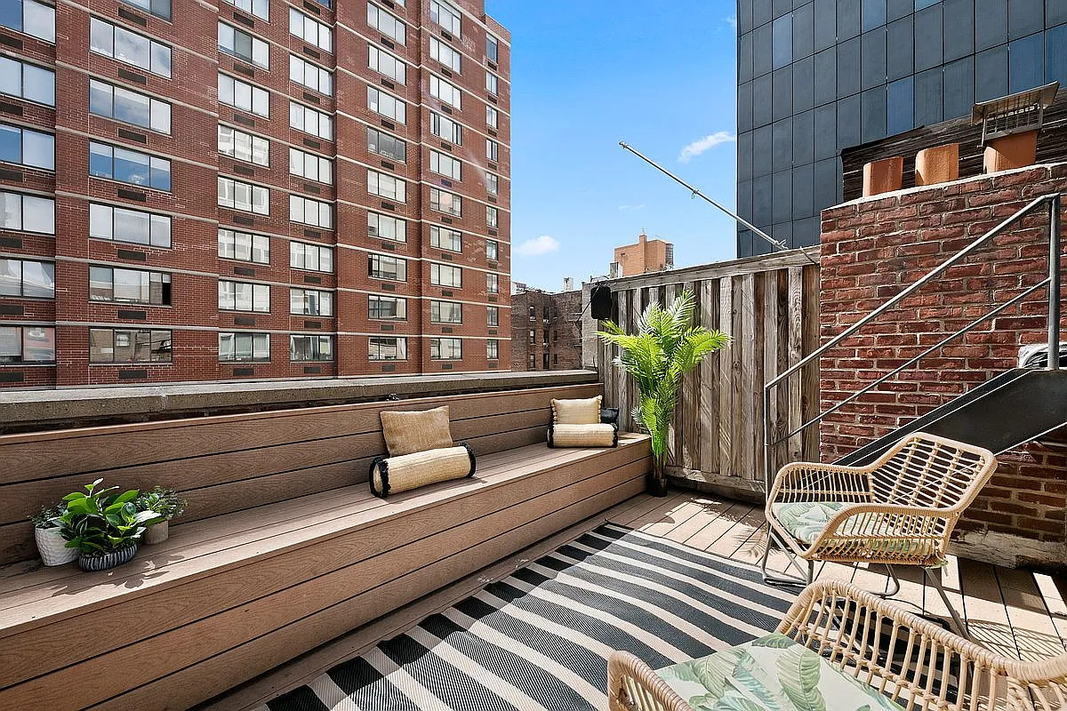 237 W 19th St APT B photo 1