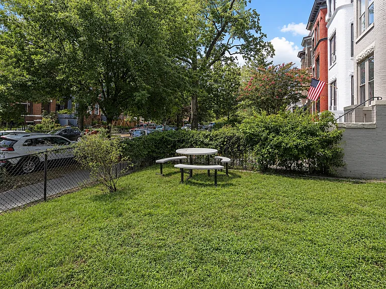1111 Lamont St NW — Photo 10