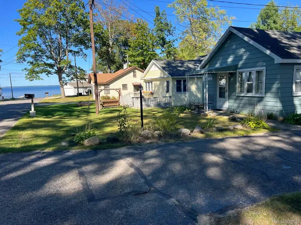318 Beverly Dr, Prudenville, MI 48651