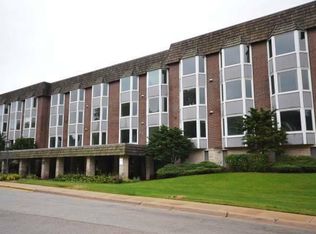 201 Thames Pkwy #81C, Park Ridge, IL 60068