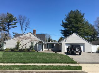 83 Shepherd Ln, Roslyn Heights, NY 11577
