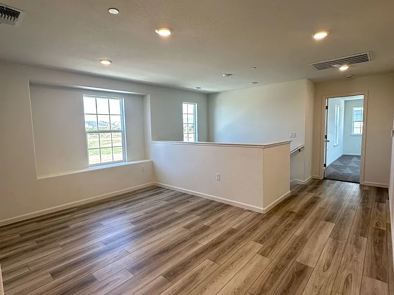621 Cogburn Cir — Photo 14