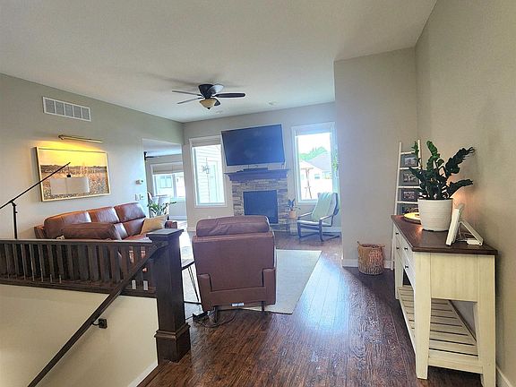 2nd image of 329 Goldenrod Ct