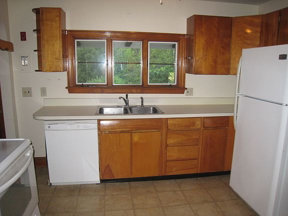 3rd image of 535 Essex Ave