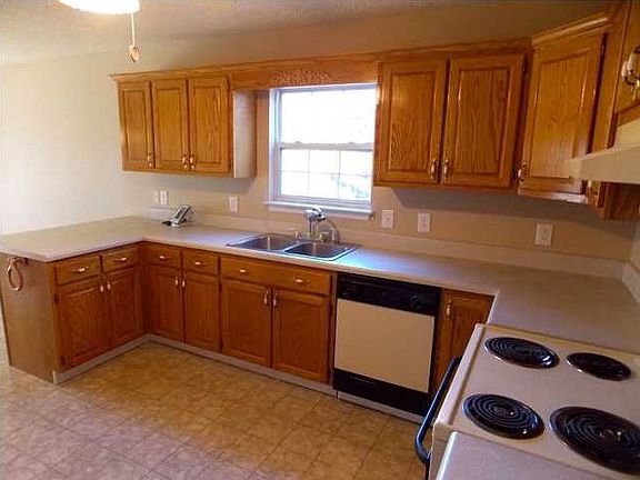 4th image of 221 Lauren Cir