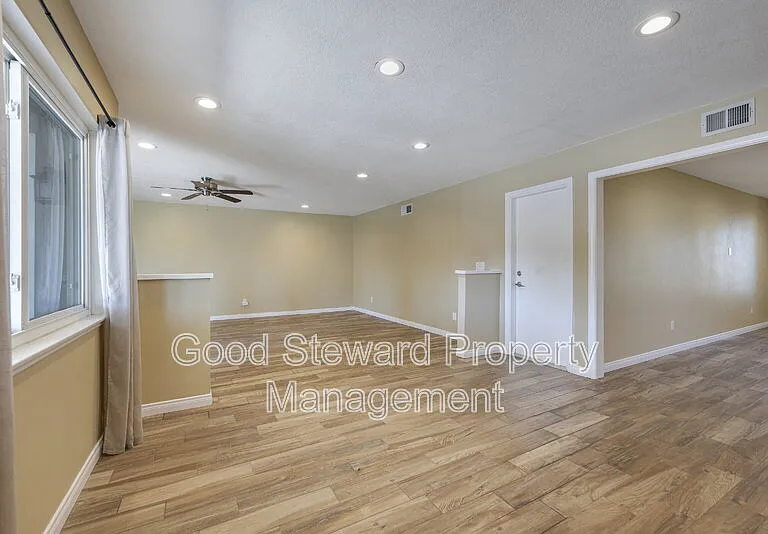 1219 N Van Buren St — Photo 31