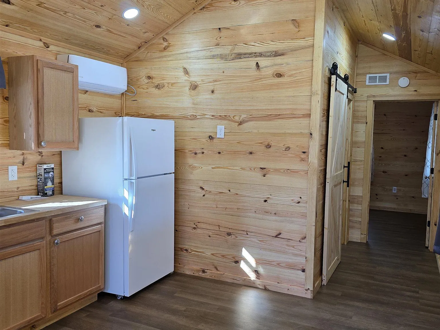 1 bed, 1.0 bath, 435 sqft, $1,050 — Photo 2