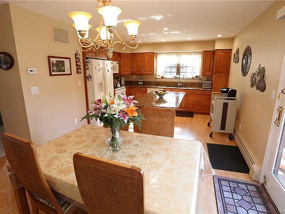 4th image of 87 Somerset Dr