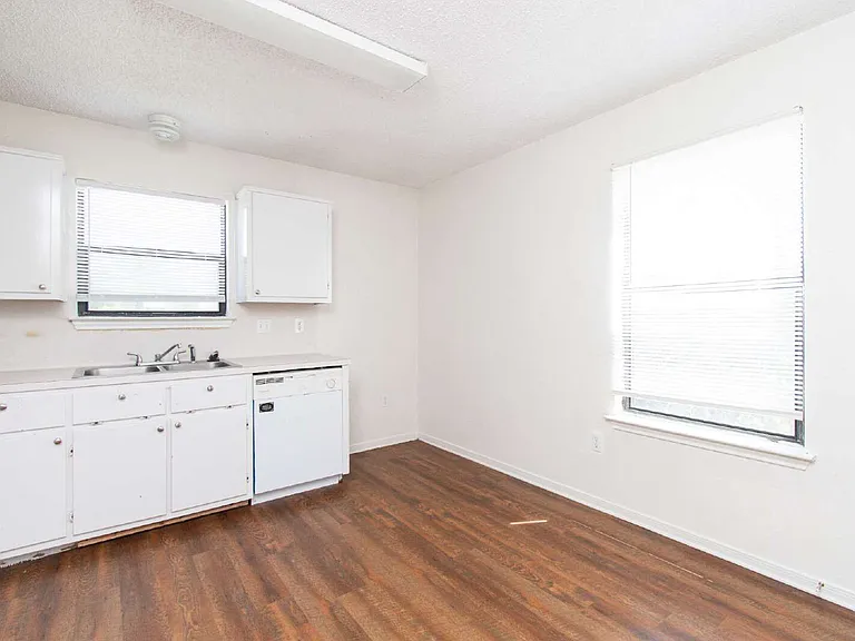 142 Wolf Rd #D — Photo 5