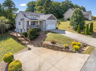 270 Tryon View Dr, Flat Rock, NC 28731