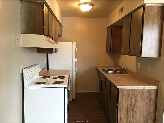 3rd image of 2703 Evergreen Cir APT C