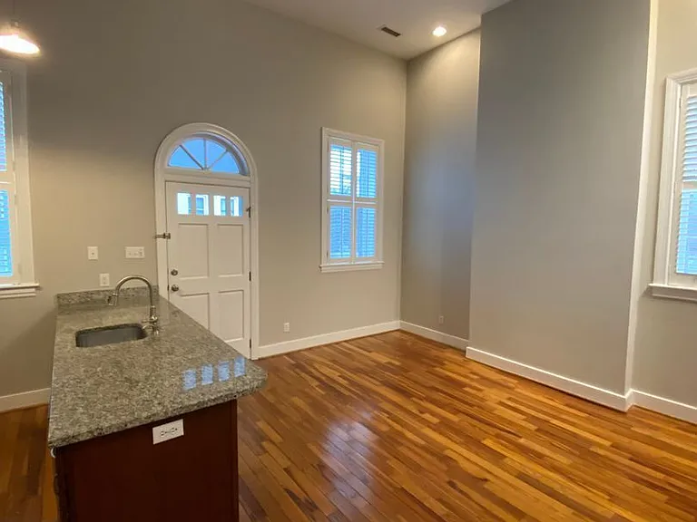 729 Catherine St — Photo 4