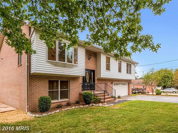 Split foyer w/2 car Garage