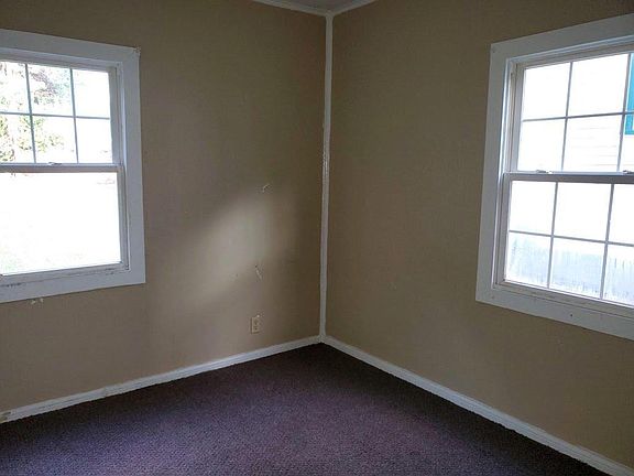 3rd image of 1042 Huey St