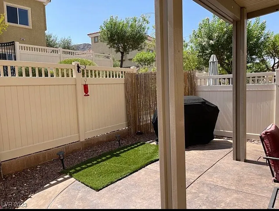 3 bed, 2.5 bath, 1695 sqft, $2,416 — Photo 2