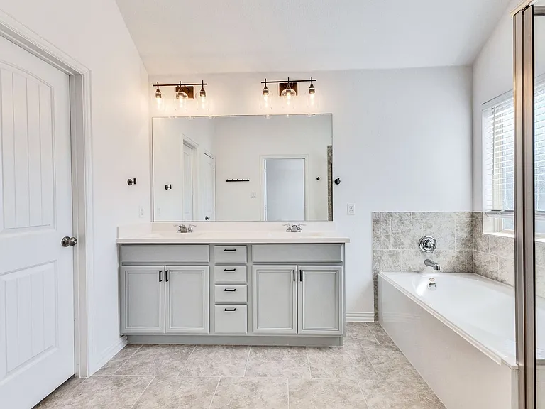 120 Lily Turf Cv — Photo 15