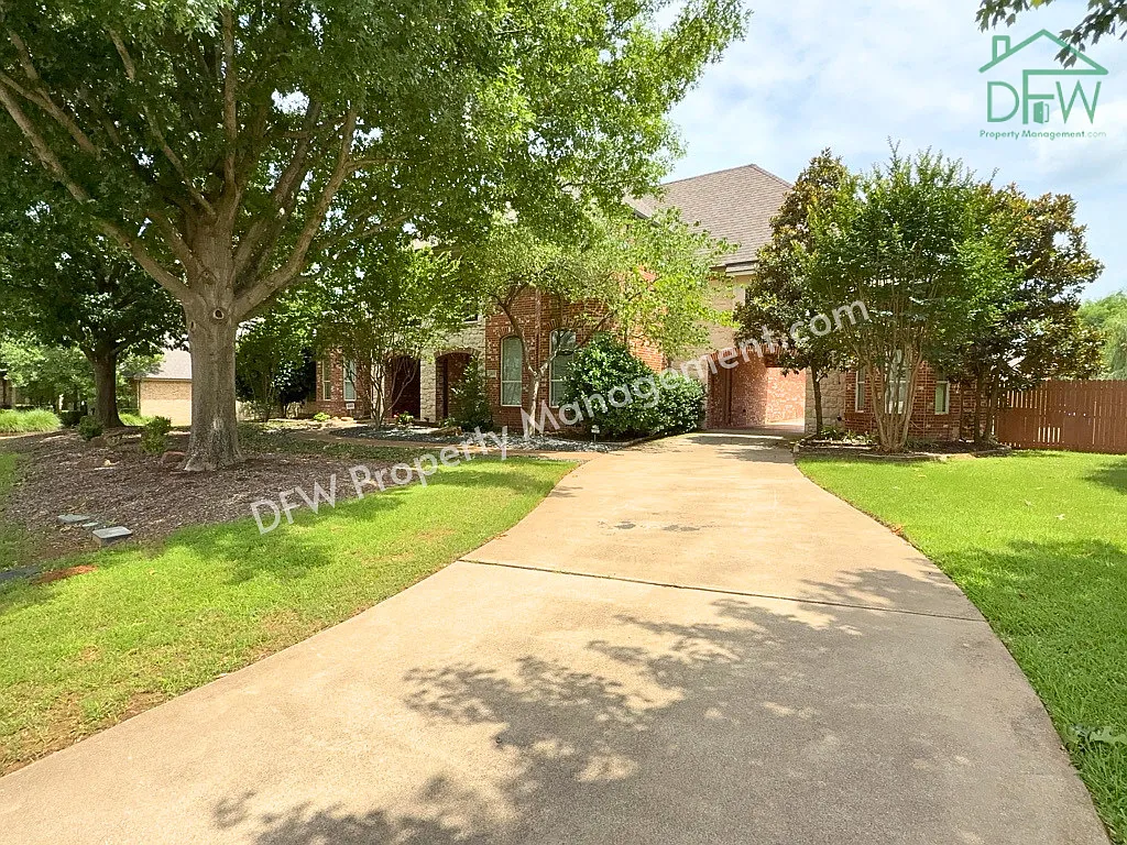5 bed, 6.0 bath, 4865 sqft, $8,595 — Photo 2