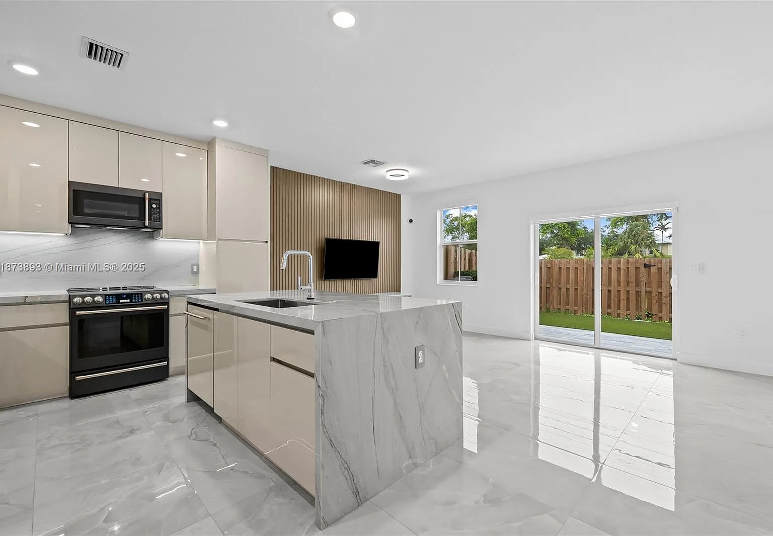 3 bed, 2.5 bath, 1434 sqft, $3,950 — Photo 2