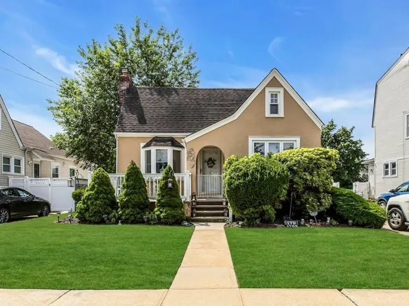 179 Commonwealth Avenue, Merrick, NY 11566