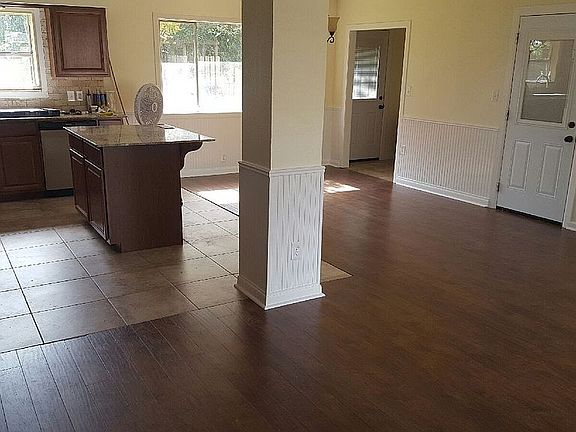 4th image of 2304 Hillcrest Dr