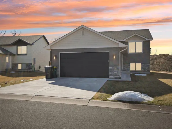 8885 Parkview Cir, Chisago City, MN 55013