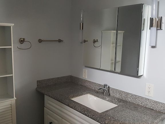 4th image of 8131 Lloyd Ave