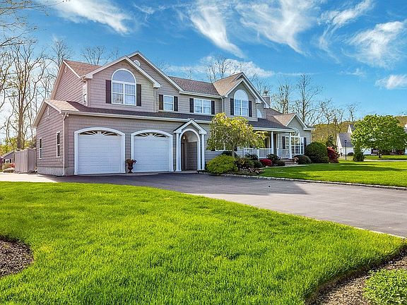 2nd image of 52 Chateau Dr