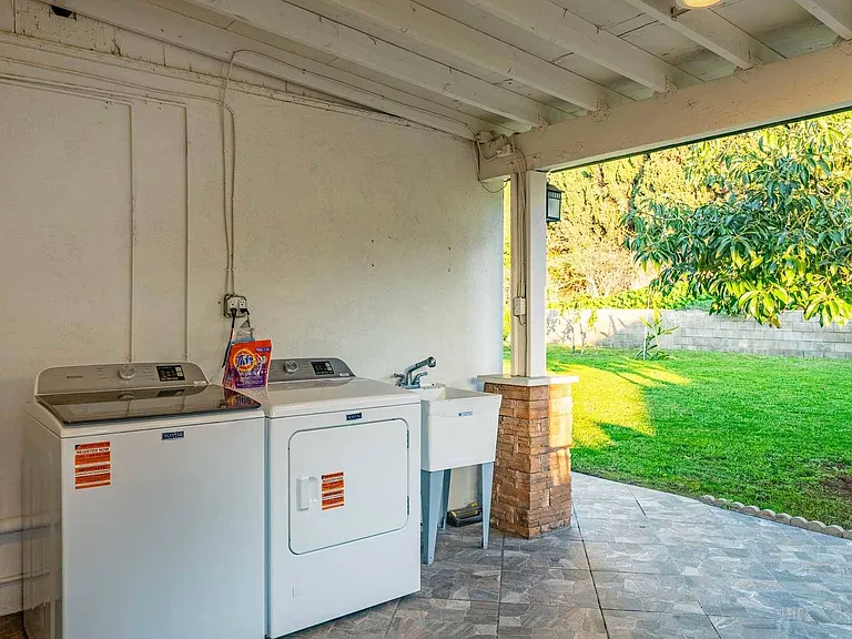 416 Camaritas Dr — Photo 36