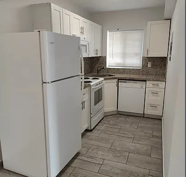 7839 N Bayshore Dr #6 — Photo 3