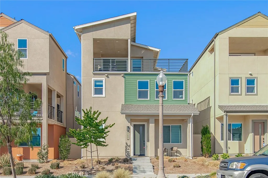 3 bed, 2.5 bath, 2265 sqft, $5,400 — Photo 2