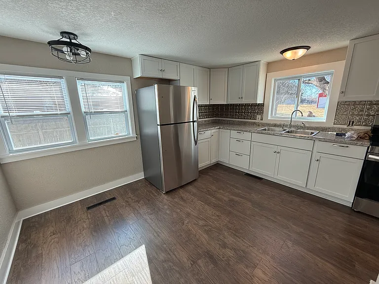 704 Walnut St — Photo 6