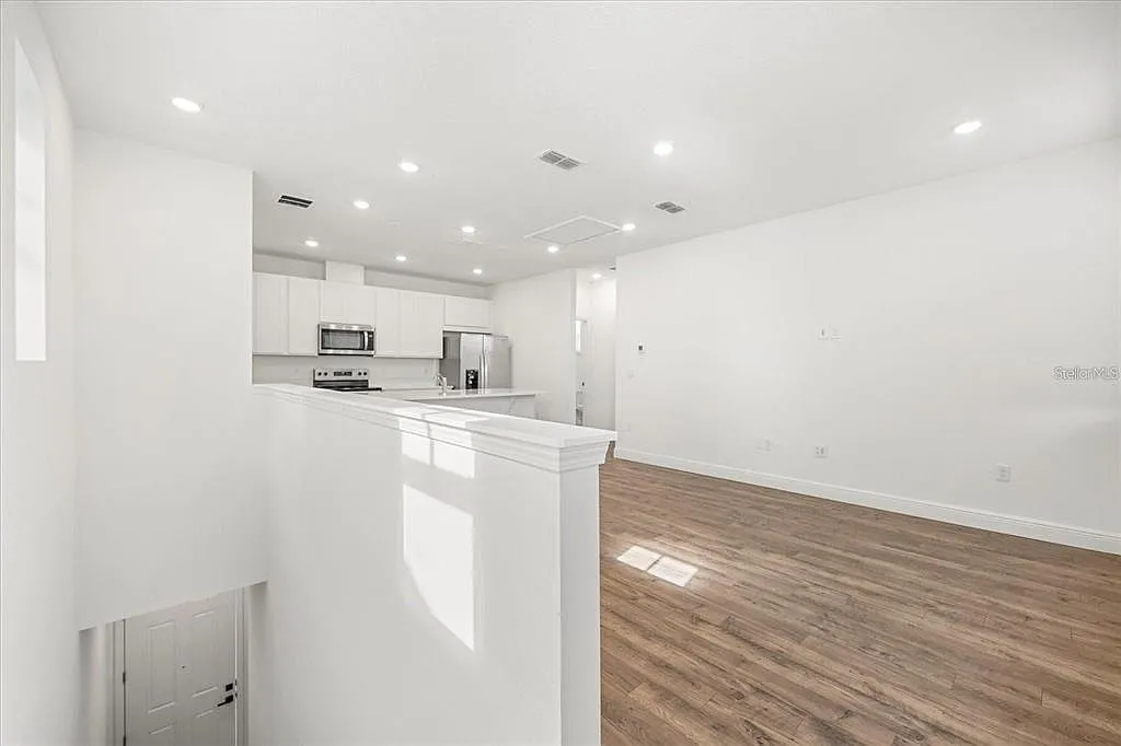1 bed, 1.0 bath, 734 sqft, $1,800 — Photo 3