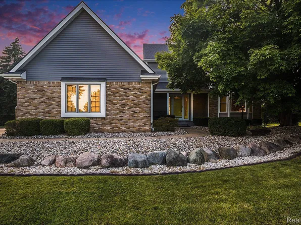 6084 Chatham Ct, Grand Blanc, MI 48439