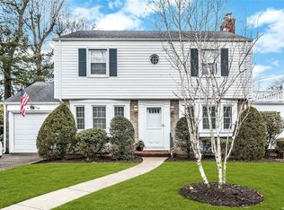 15 Carlton St, Malverne, NY 11565